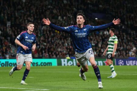 لاعبو أرسنال يحتفلون بهدف في دوري أبطال أوروبا