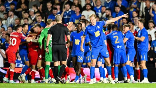 لاعبو كرة قدم يحتفلون بهدف في مباراة بدوري تشامبيونشيب