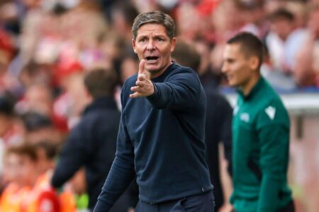 لاعبو فيورنتينا وكريستال بالاس في الملعب