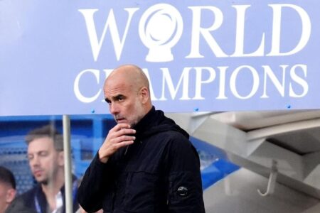 بيب غوارديولا مدرب مانشستر سيتي يتحدث إلى وسائل الإعلام