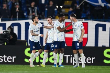لاعبو إنتر ميلان يحتفلون بهدف في مباراة بالدوري الإيطالي