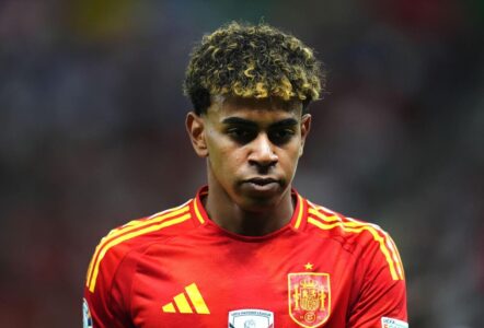صورة للاعب برشلونة لامين جمال وهو يتلقى العلاج خلال مباراة