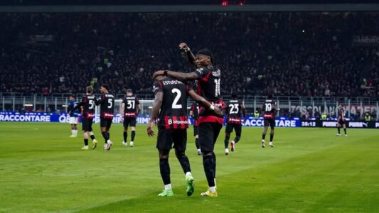 لاعبو ميلان ويوفنتوس يتنافسون على الكرة في مباراة بالدوري الإيطالي