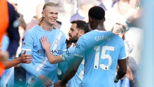 لاعبو أرسنال ومانشستر سيتي يتنافسون على الكرة في الدوري الإنجليزي الممتاز