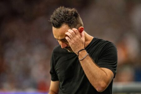 لاعبو كرة قدم يتصارعون على الكرة في مباراة حاسمة للهبوط