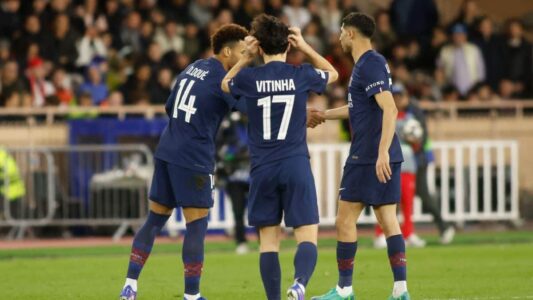 لاعبو ليون يحتفلون بتسجيل هدف ضد باريس سان جيرمان