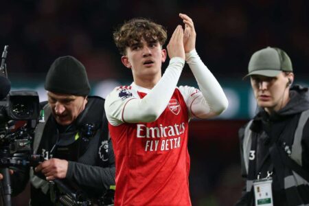 لاعبو ساوثهامبتون وأرسنال يتنافسون على الكرة في مباراة كأس الاتحاد الإنجليزي