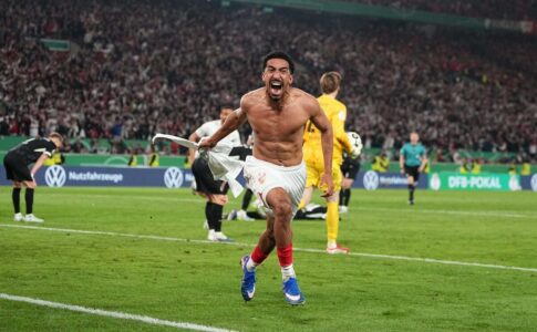 لاعبو شتوتغارت يحتفلون بهدف الفوز على فرايبورغ في نصف نهائي كأس ألمانيا