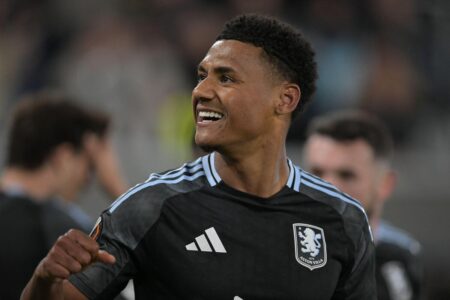 أولي واتكينز يحتفل بتسجيل هدف لأستون فيلا