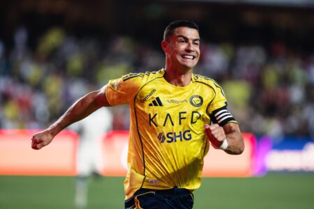 لاعبو النصر يحتفلون بهدف، مع التركيز على كريستيانو رونالدو، في مباراة ضد ضمك