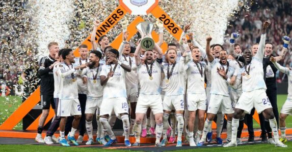 جون ماكجين يرفع كأس الدوري الأوروبي احتفالاً بفوز أستون فيلا