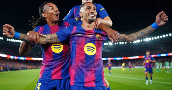 لاعبو برشلونة يحتفلون بهدف في مباراة ضد ريال بيتيس