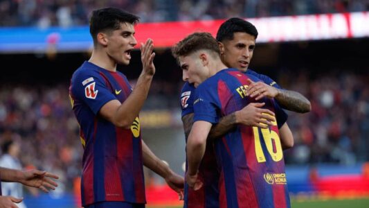 لاعبو برشلونة وريال مدريد في مواجهة الكلاسيكو