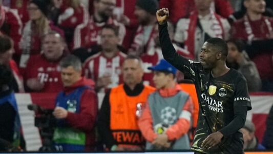 لاعبو باريس سان جيرمان يحتفلون بعد التأهل لنهائي دوري أبطال أوروبا ضد بايرن ميونخ