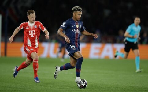 لاعبو بايرن ميونخ وباريس سان جيرمان في الملعب قبل مباراة نصف نهائي دوري أبطال أوروبا