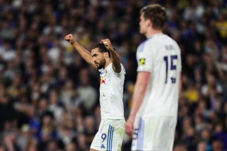 دومينيك كالفرت-لوين لاعب ليدز يونايتد يحتفل بتسجيل هدف