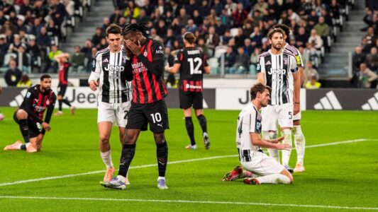 لاعبو كرة قدم يحتفلون بهدف في مباراة أوروبية حماسية