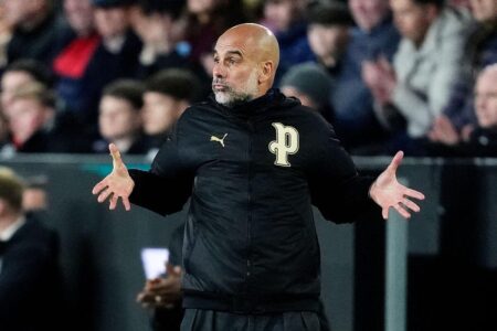 بيب غوارديولا مدرب مانشستر سيتي يتحدث في مؤتمر صحفي