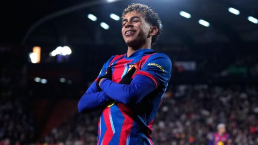 لاعب برشلونة لامين يامال يرفع علم فلسطين خلال احتفالات الفريق