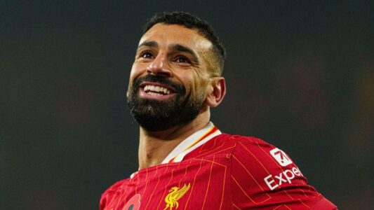 محمد صلاح وأندي روبرتسون يلوحان للجماهير في ملعب الأنفيلد