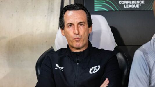 لاعبو نوتنغهام فورست يحتفلون بهدف الفوز على أستون فيلا في الدوري الأوروبي