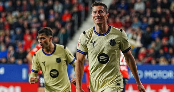 لاعبو برشلونة يحتفلون بهدف ضد أوساسونا في الدوري الإسباني