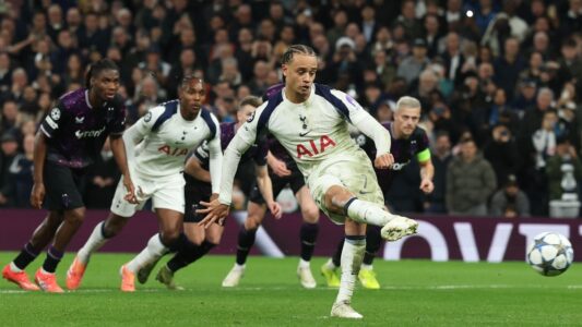 لاعبو توتنهام يحتفلون بهدف في مباراة بالدوري الإنجليزي