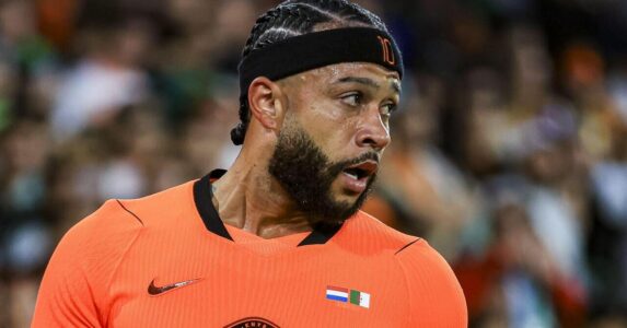 لاعبو منتخب الجزائر يحتفلون بهدف الفوز على هولندا في مباراة ودية استعدادًا لكأس العالم