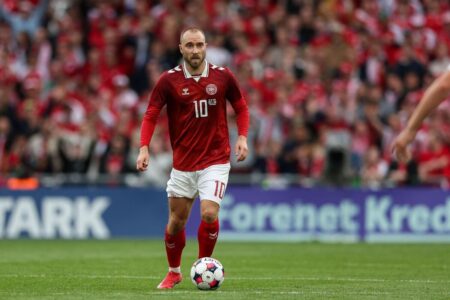 كريستيان إريكسن على أرض الملعب خلال مباراة ودية للدنممارك