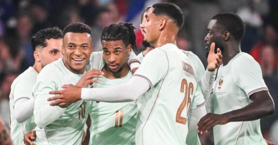مايكل أوليس يحتفل بتسجيل هدف لفرنسا ضد أيرلندا الشمالية