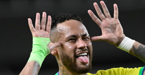 نيمار يحتفل بهدف مع منتخب البرازيل
