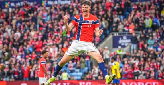 لاعبو منتخب النرويج يحتفلون بتسجيل هدف ضد السويد في مباراة ودية استعدادًا لكأس العالم 2026