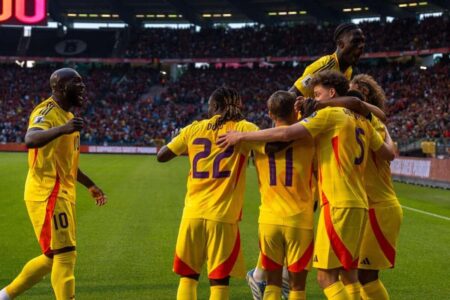 روميلو لوكاكو يحتفل بتسجيل هدفه الـ 90 مع منتخب بلجيكا
